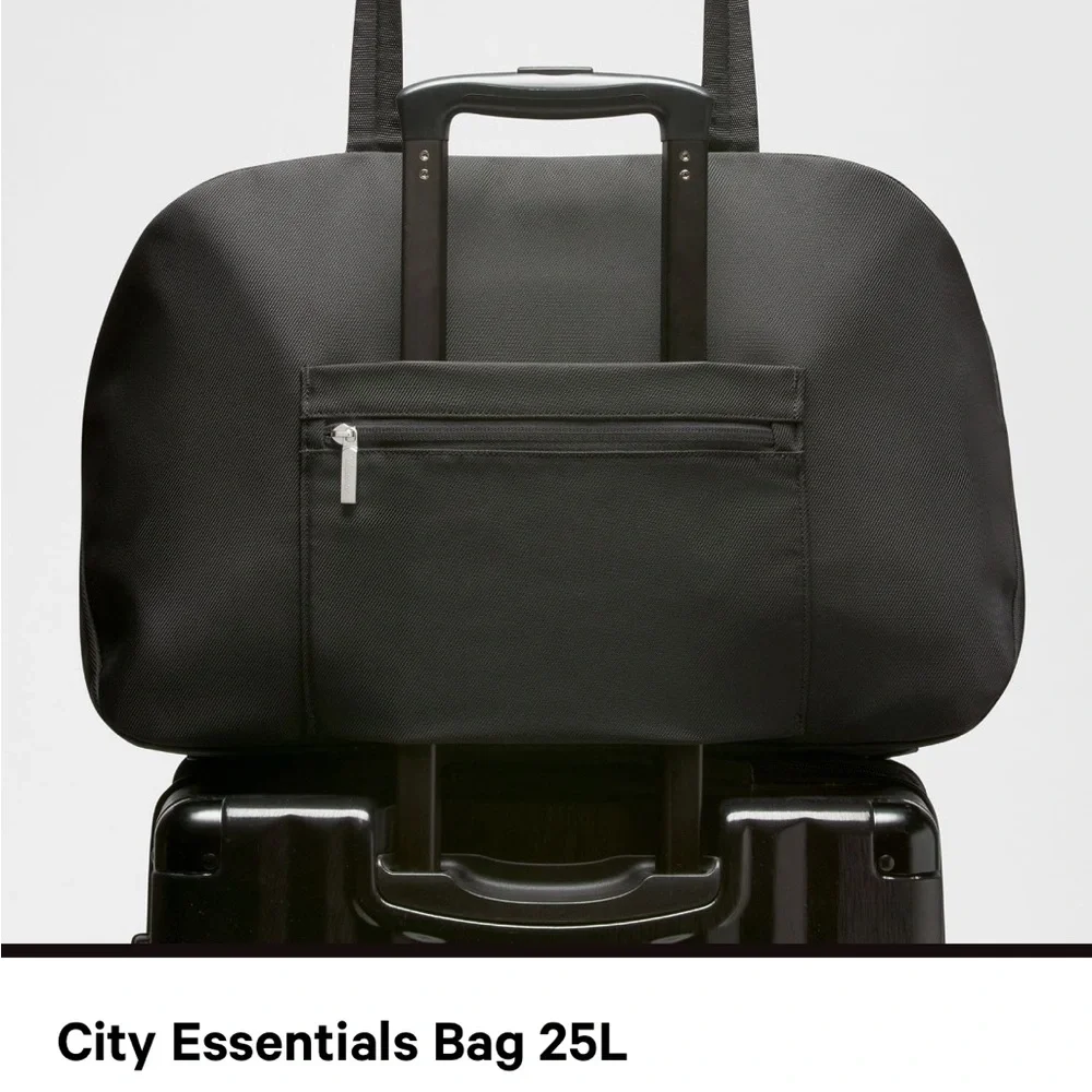 lululemon City Essentials Bag, Black. - Picture 6 of 10